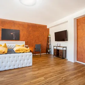 Gwuni Mopera 3*, Leipzig Alemania